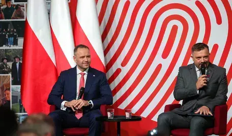 Prezydent Karol Nawrocki (L) i dyrektor IPN Oddział w Łodzi ppłk rez. Karol Piskorski (P) podczas Kongresu Przyszłości Narodowej pod hasłem ,,Historia mówi przez pokolenia”, 16 bm. w Zatoce Sportu Politechniki Łódzkiej w Łodzi. W trakcie wydarzenia prezydent Karol Nawrocki powołał Radę Młodzieży przy Prezydencie Rzeczypospolitej Polskiej. (sko)
