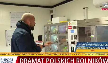 Redaktor telewizji wPolsce24 przy warzywomacie, w którym można kupić świeże warzywa. Rewelacyjny pomysł polskiego ronika
