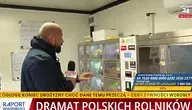 Redaktor telewizji wPolsce24 przy warzywomacie, w którym można kupić świeże warzywa. Rewelacyjny pomysł polskiego ronika