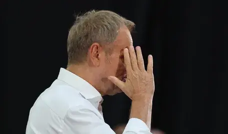 Premier RP Donald Tusk przemawia podczas otwartego spotkania z mieszkańcami w siedzibie Zespołu Szkół Ponadpodstawowych nr 4. w Piotrkowie Trybunalskim, 15 bm.