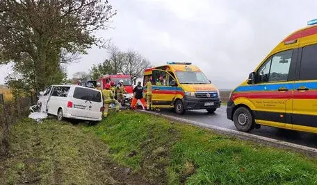 W miejscowości Gulczewo (woj. wielkopolskie) bus należący do przedszkola uderzył w drzewo.  Rannych zostało pięć osób, w tym troje dzieci i dwoje dorosłych.  Na miejscu pracują służby ratunkowe, lądował śmigłowiec LPR.  Droga krajowa nr 15 między Wrześnią a Gnieznem jest zablokowana, policja wyznaczyła objazdy.