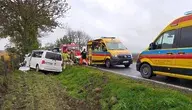 W miejscowości Gulczewo (woj. wielkopolskie) bus należący do przedszkola uderzył w drzewo.  Rannych zostało pięć osób, w tym troje dzieci i dwoje dorosłych.  Na miejscu pracują służby ratunkowe, lądował śmigłowiec LPR.  Droga krajowa nr 15 między Wrześnią a Gnieznem jest zablokowana, policja wyznaczyła objazdy.
