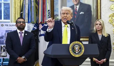 Donald Trump w Gabinecie Owalnym podczas spotkania z dziennikarzami, gdzie potwierdził autoryzację tajnych operacji CIA w Wenezueli — napięcie na linii Waszyngton–Caracas rośnie.