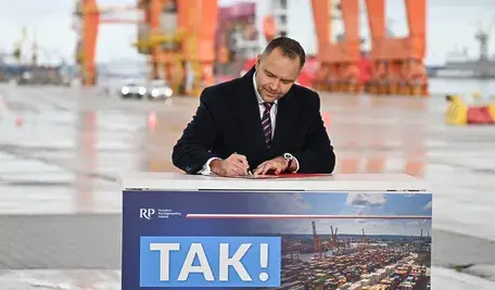 Prezydent Karol Nawrocki podczas konferencji prasowej prezentuje projekt ustawy o rozwoju polskich portów morskich, podkreślając znaczenie inwestycji w Świnoujściu, Gdyni, Gdańsku i Szczecinie dla bezpieczeństwa i gospodarki kraju.