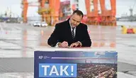 Prezydent Karol Nawrocki podczas konferencji prasowej prezentuje projekt ustawy o rozwoju polskich portów morskich, podkreślając znaczenie inwestycji w Świnoujściu, Gdyni, Gdańsku i Szczecinie dla bezpieczeństwa i gospodarki kraju.
