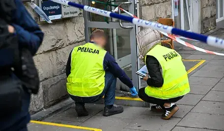 Policja zabezpiecza teren przed siedzibą Platformy Obywatelskiej w Warszawie po incydencie z butelką z nieznaną substancją