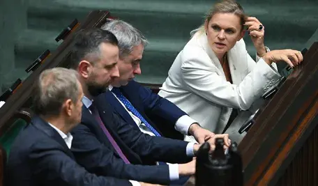 premier Donald Tusk, wicepremier, szef MON Władysław Kosiniak-Kamysz, wicepremier, minister cyfryzacji Krzysztof Gawkowski oraz minister edukacji Barbara Nowacka na sali plenarnej Sejmu. Edukacja zdrowotna okazała się kompletną klapą