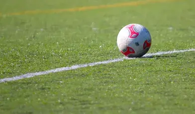 Decyzja o zakazie dla kibiców Maccabi Tel Awiw budzi kontrowersje.