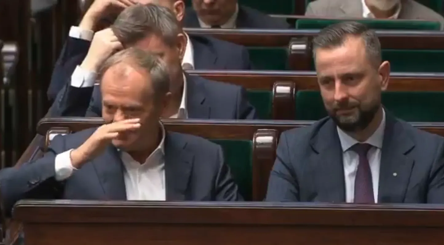 Tusk „zagrał na nosie” rolnikom. Skandaliczny gest w Sejmie po słowach o umowie z Mercosur