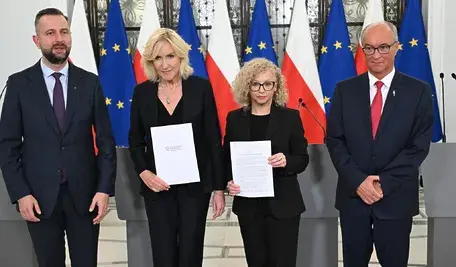 Sekretarz stanu w Kancelarii Prezesa Rady Ministrów Katarzyna Kotula (2P), posłanka PSL Urszula Pasławska (2L), wicepremier, minister obrony narodowej Władysław Kosiniak-Kamysz (L) i wicemarszałek Włodzimierz Czarzasty (P) podczas konferencji prasowej w Sejmie, 17 bm. Spotkanie dotyczyło ochrony prawnej związków nieformalnych.