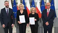 Sekretarz stanu w Kancelarii Prezesa Rady Ministrów Katarzyna Kotula (2P), posłanka PSL Urszula Pasławska (2L), wicepremier, minister obrony narodowej Władysław Kosiniak-Kamysz (L) i wicemarszałek Włodzimierz Czarzasty (P) podczas konferencji prasowej w Sejmie, 17 bm. Spotkanie dotyczyło ochrony prawnej związków nieformalnych.