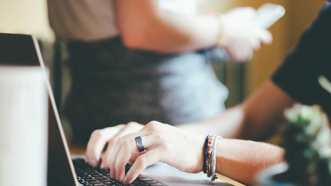 Historyczna zmiana: Zlecenie i działalność wreszcie się liczą do stażu. Sprawdź, co się zmienia od przyszłego roku