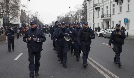 policjanci podczas pracy w Warszawie zabezpieczają czarny marsz