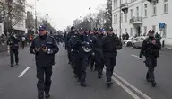 policjanci podczas pracy w Warszawie zabezpieczają czarny marsz 