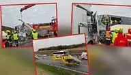 Rozbite pojazdy na miejscu tragicznego wypadku na autostradzie A5 w Austrii – zderzenie polskiego autokaru, ciężarówki i samochodu dostawczego. Strażacy pracują przy wraku, w tle widać służby ratunkowe zabezpieczające teren zdarzenia.