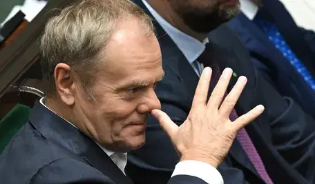 Donald Tusk po raz kolejny wzbudził konsternację swoją wypowiedzią o realizacji obietnic wyborczych. Podczas spotkania w Piotrkowie Trybunalskim premier stwierdził, że skoro w wyborach w 2023 roku jego ugrupowanie otrzymało niespełna 31 procent głosów, to zrealizował około jednej trzeciej obietnic.