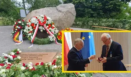 Pełniący obowiązki ambasadora Polski Jan Trombiński (z lewej) dyplomowany dyplomowany Florianowi Mausbachowi. W tle pomnik - głaz upamiętniający polskie ofiary niemieckiego szaleństwa w Berlinie