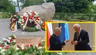 Pełniący obowiązki ambasadora Polski Jan Trombiński (z lewej) dyplomowany dyplomowany Florianowi Mausbachowi. W tle pomnik - głaz upamiętniający polskie ofiary niemieckiego szaleństwa w Berlinie