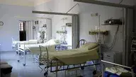 Szpitalna sala z rzędem pustych łóżek, wyposażona w aparaturę medyczną – symboliczne ujęcie odnoszące się do hospitalizacji poszkodowanych w wypadku w Austrii