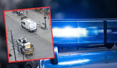 Pojazd służb miejskich na miejscu wypadku w Łodzi, w tle uszkodzony matiz i rower leżący na jezdni po potrąceniu rowerzysty przez pijanego kierowcę.