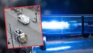 Pojazd służb miejskich na miejscu wypadku w Łodzi, w tle uszkodzony matiz i rower leżący na jezdni po potrąceniu rowerzysty przez pijanego kierowcę.