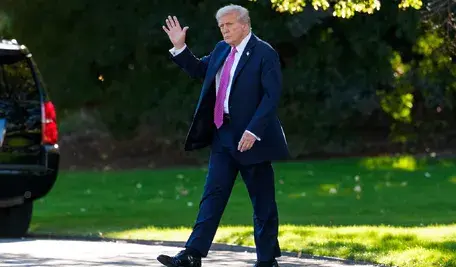 Preydent USA Donald Trump idzie po trawniku południowym, zmierzając do śmigłowca Marine One przed odlotem z Białego Domu w Waszyngtonie, 17 października 2025 roku. Prezydent udaje się na weekend do Florydy. Fot. AARON SCHWARTZ / EPA / PAP.