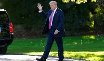  Preydent USA Donald Trump idzie po trawniku południowym, zmierzając do śmigłowca Marine One przed odlotem z Białego Domu w Waszyngtonie, 17 października 2025 roku. Prezydent udaje się na weekend do Florydy. Fot. AARON SCHWARTZ / EPA / PAP.  