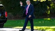  Preydent USA Donald Trump idzie po trawniku południowym, zmierzając do śmigłowca Marine One przed odlotem z Białego Domu w Waszyngtonie, 17 października 2025 roku. Prezydent udaje się na weekend do Florydy. Fot. AARON SCHWARTZ / EPA / PAP.  
