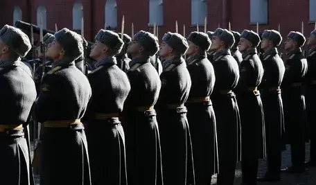 Na zdjęciu widzimy rosyjskich honorowych strażników podczas corocznej parady marynarki wojennej w Petersburgu, 18 października 2025 roku.