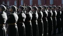 Na zdjęciu widzimy rosyjskich honorowych strażników podczas corocznej parady marynarki wojennej w Petersburgu, 18 października 2025 roku. 