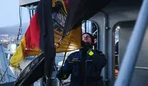 Żołnierz zdejmuje niemiecką flagę