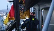 Żołnierz zdejmuje niemiecką flagę