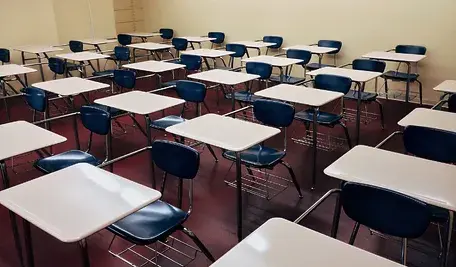 classroom-room-class-table-design-furniture-1609072-pxhere.com.webp