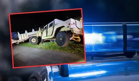 Uszkodzony amerykański pojazd wojskowy stojący na poboczu autostrady A2 po wypadku z busem. Jeden z pojazdów kolumny wojskowej, w której rannych zostało kilku żołnierzy.