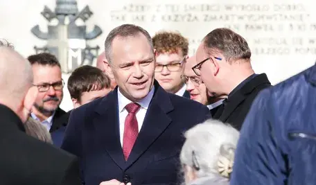 Prezydent RP Karol Nawrocki (C) przed kościołem Św. Stanisława Kostki na Warszawskim Żoliborzu po zakończeniu mszy świętej w Narodowym Dniu Pamięci Duchownych Niezłomnych i w 41. rocznicę męczeńskiej śmierci bł. ks. Jerzego Popiełuszki.