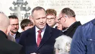 Prezydent RP Karol Nawrocki (C) przed kościołem Św. Stanisława Kostki na Warszawskim Żoliborzu po zakończeniu mszy świętej w Narodowym Dniu Pamięci Duchownych Niezłomnych i w 41. rocznicę męczeńskiej śmierci bł. ks. Jerzego Popiełuszki.