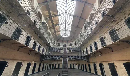 Budynek zakładu karneg. Surowa, szara architektura podkreśla izolację i rygor miejsca. 