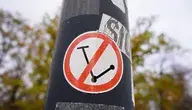 Naklejka z zakazem hulajnóg elektrycznych na chodniku w Pradze, informująca o ograniczeniach w centrum miasta.