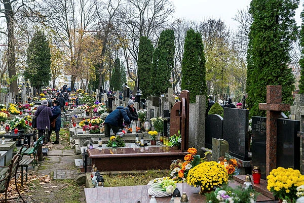 Wizyta na cmentarzu może skończyć się karą. Sprawdź jak uniknąć problemów na Wszystkich Świętych