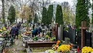 Groby udekorowane zniczami i kwiatami. Wzmożona ilość odpadów cmentarnych po uroczystości Wszystkich Świętych.