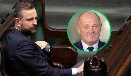 Władysław Kosiniak-Kamysz w Sejmie. Obok, w rogu zdjęcia, widoczna miniatura przedstawiająca Marka Sawickiego. Obaj politycy reprezentują Polskie Stronnictwo Ludowe.