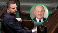 Władysław Kosiniak-Kamysz w Sejmie. Obok, w rogu zdjęcia, widoczna miniatura przedstawiająca Marka Sawickiego. Obaj politycy reprezentują Polskie Stronnictwo Ludowe.