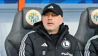 Edward Iordanescu podczas meczu w barwach Legii Warszawa. Rumuński trener, który po serii nieudanych występów podał się do dymisji, widoczny w skupieniu, z poważnym wyrazem twarzy.