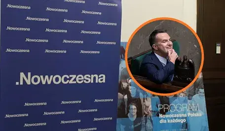 Szyld partii Nowoczesna oraz twarz Adama Szłapki, przewodniczącego ugrupowania i rzecznika rządu, w kontekście decyzji o likwidacji partii i jej problemów finansowych.