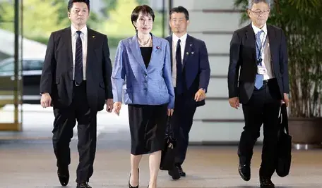 Sanae Takaichi, pierwsza w historii Japonii kobieta na stanowisku premiera, podczas ogłoszenia wyników głosowania w parlamencie w Tokio.