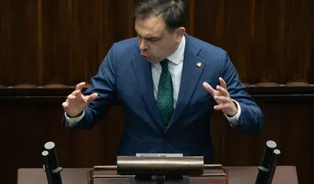GUS podał, że deficyt sektora instytucji rządowych i samorządowych za 2024 rok wyniósł 6,5 proc. PKB, a z najnowszych danych kwartalnych wynika, że po drugim kwartale 2025 roku wskaźnik ten sięgnął już 7 proc..