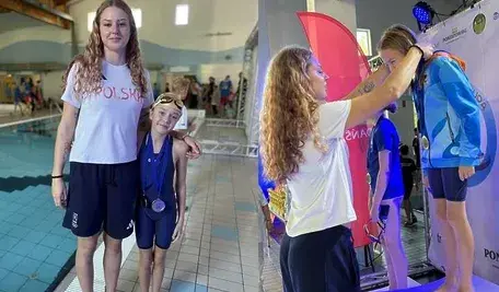 Fot. Mała mistrzyni z gościem specjalnym zawodów Laurą Bernat- mistrzynią Europy juniorów na 200 m stylem grzbietowym, olimpijką z Paryża 2024 r. /