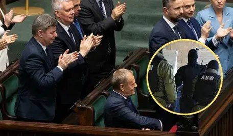 Donald Tusk oraz ministrowie jego rządu podczas obrad w Sejmie – ujęcie przedstawia premiera w otoczeniu członków gabinetu.