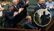 Donald Tusk oraz ministrowie jego rządu podczas obrad w Sejmie – ujęcie przedstawia premiera w otoczeniu członków gabinetu.