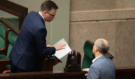 Szymon Hołownia i Włodzimierz Czarzasty podczas obrad Sejmu – polityczne napięcie wokół stanowiska Marszałka Sejmu